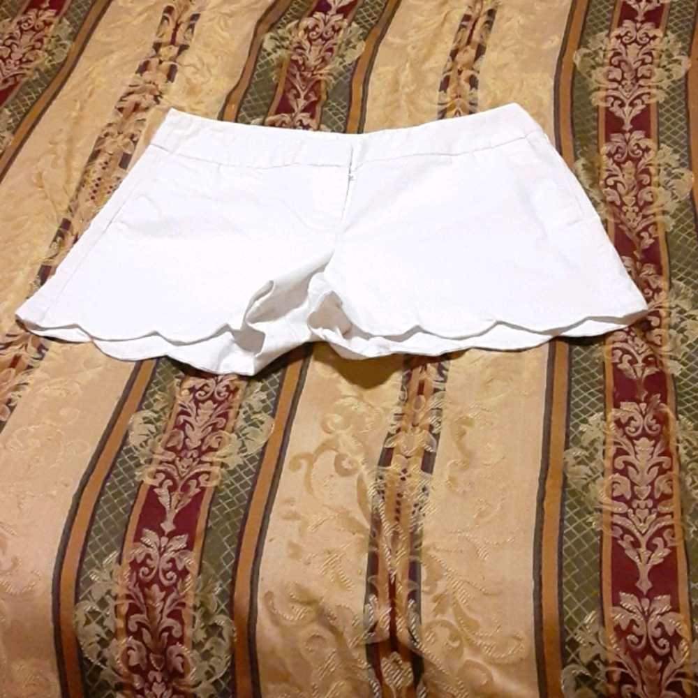 White scalloped hem shorts sz 8